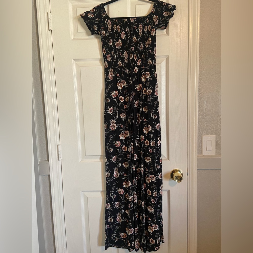 Floral jumpsuit with pockets. Very lightly worn. Size small.